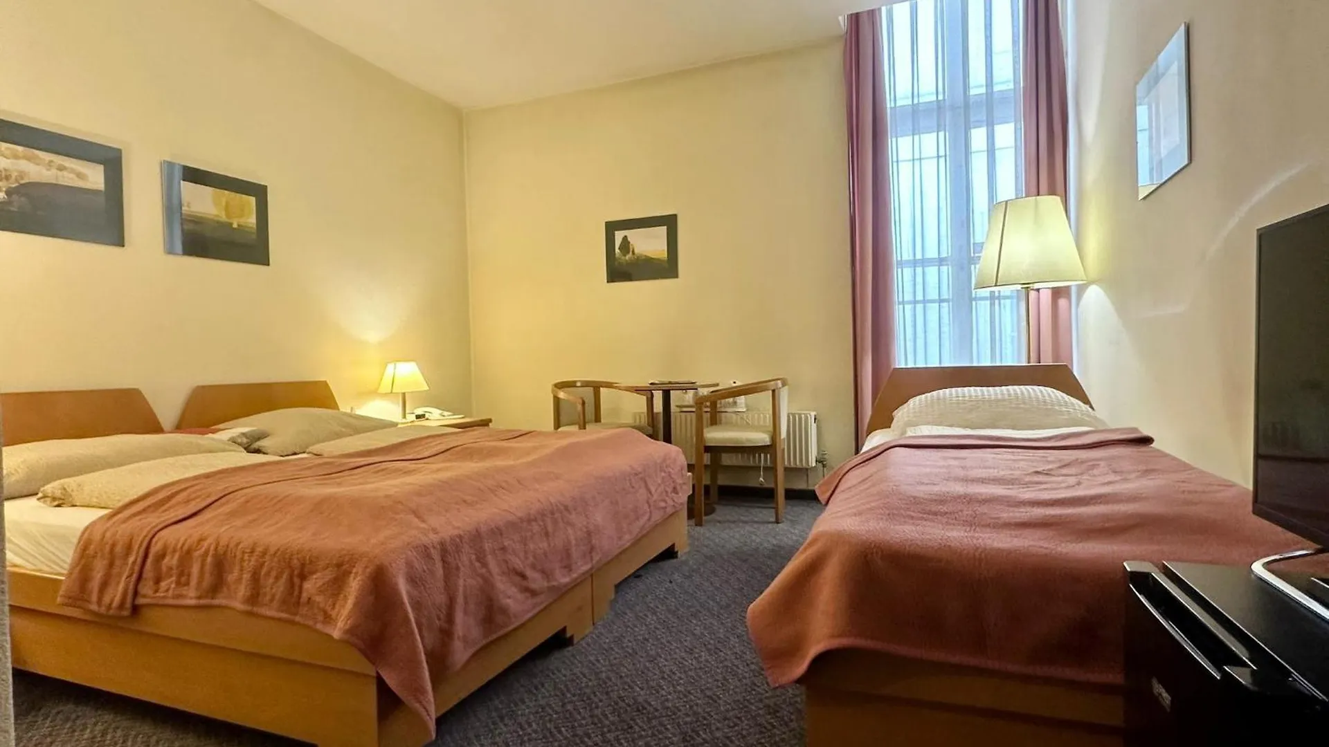 Very Central Apartments, 5 Min To City Center, No Reception Vienna Hotel