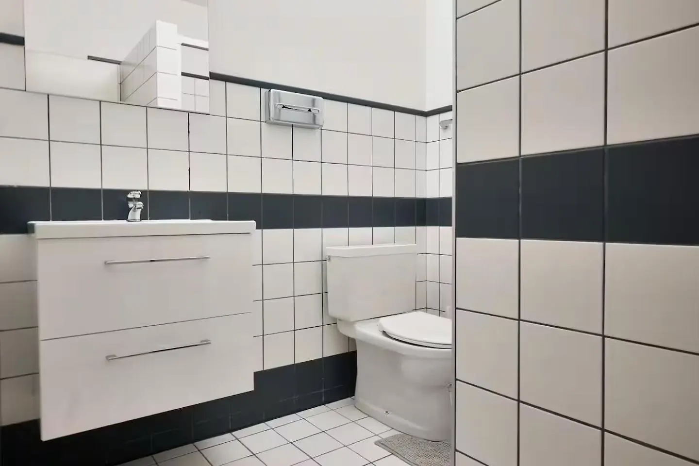 Very Central Apartments, 5 Min To City Center, No Reception Vienna Hotel