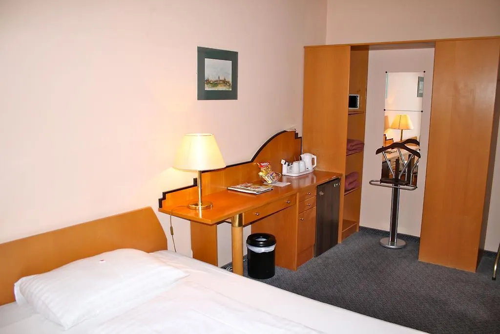 Very Central Apartments, 5 Min To City Center, No Reception Vienna 3*,
